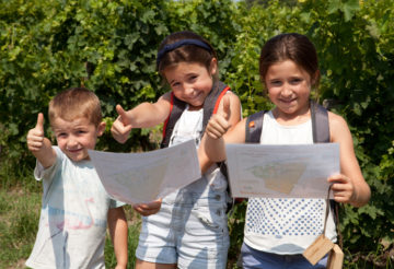 enfants jouant dans les vignes