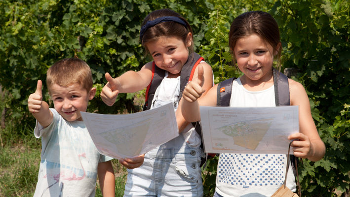 enfants jouant dans les vignes