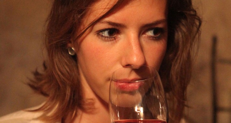 photo d'une femme en train de déguster du vin de bordeaux
