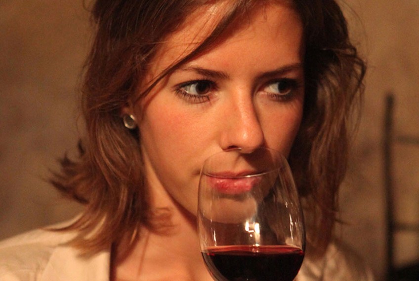 photo d'une femme en train de déguster du vin de bordeaux