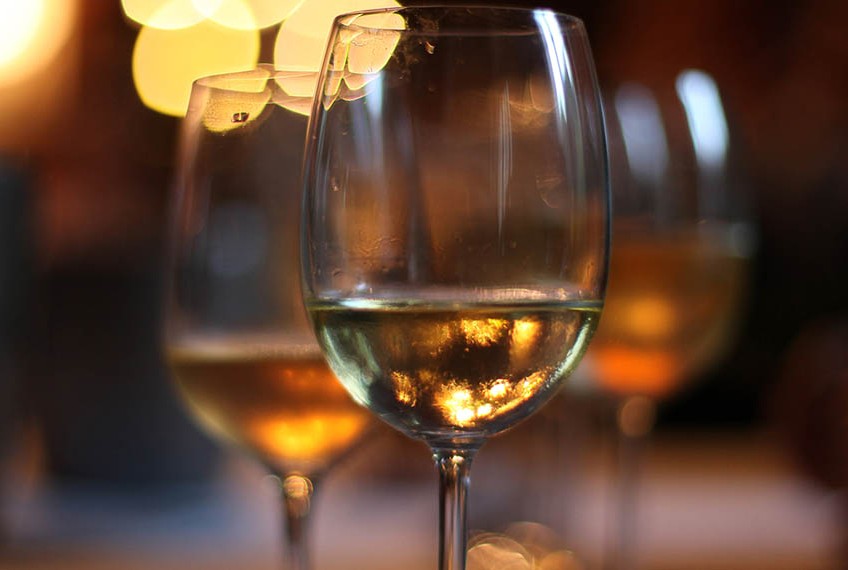 photo de verres de vin blanc
