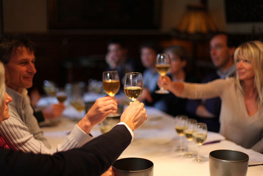 photo amis en train de déguster des vins de bordeaux