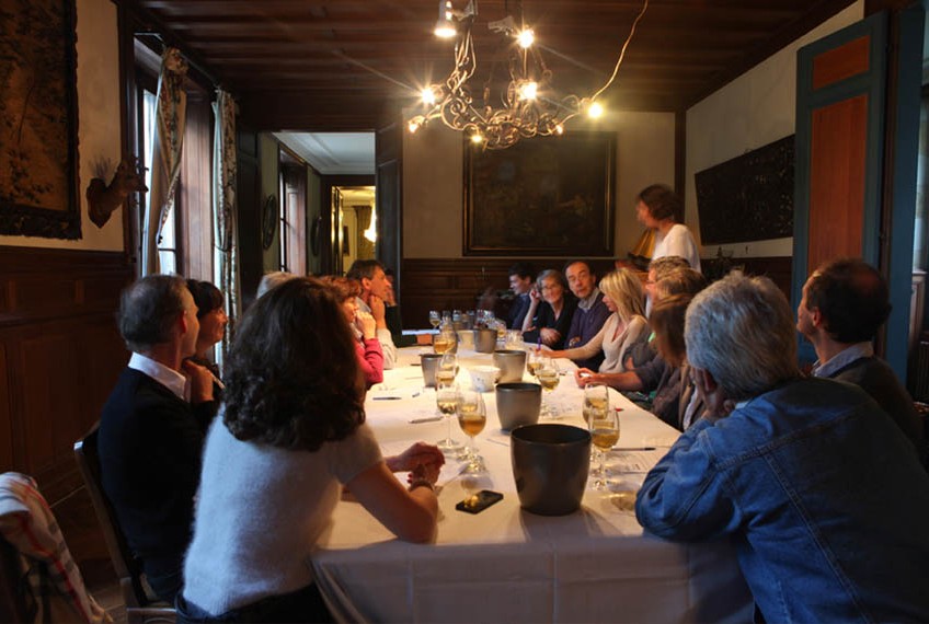 groupe en train de déguster des vins de bordeaux