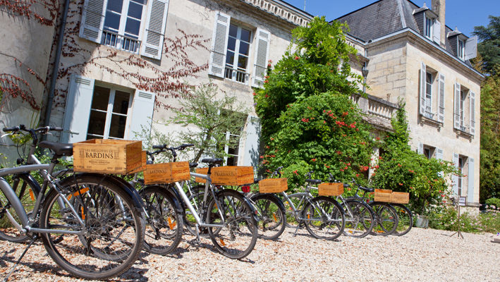 vélos devant chateau bardins