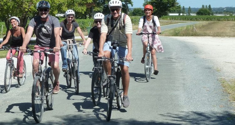 image d'un groupe d'amis qui se baladent à vélo