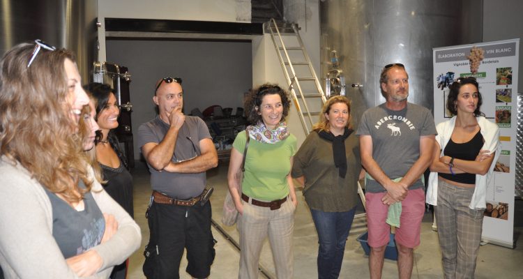 image d'un groupe en visite et dégustation à bordeaux