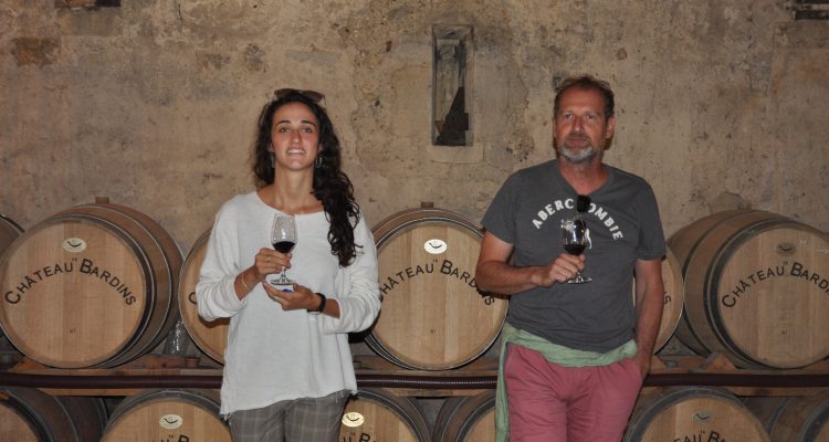 image d'un couple en dégustation adossé à des barriques