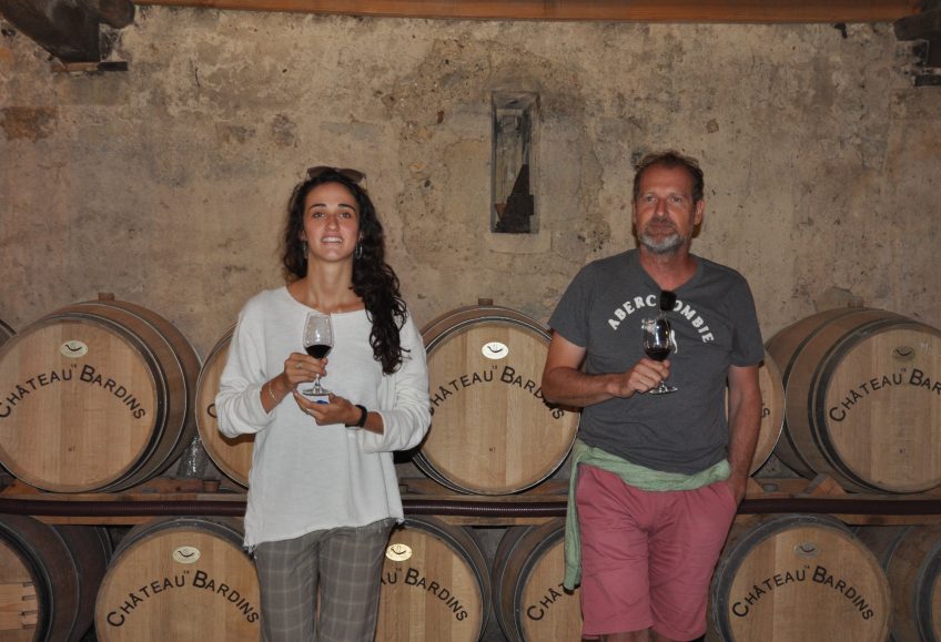 image d'un couple en dégustation adossé à des barriques