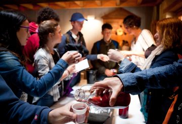 photo d'un groupe scolaire qui déguste du jus de raisin