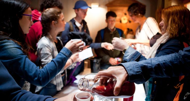 photo d'élèves en dégustation de jus de raisin