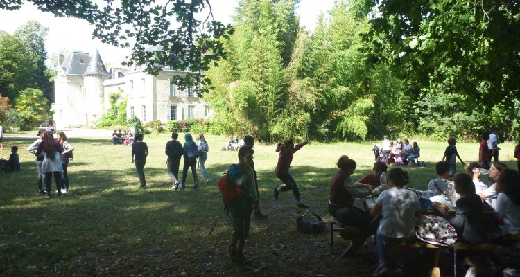 image d'un groupe de collégiens au château