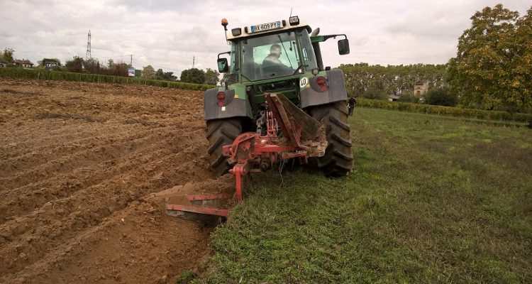 image tracteur en train de labourer