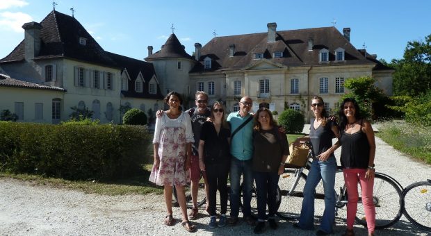 image d'un groupe à vélo devant un château bordeaux