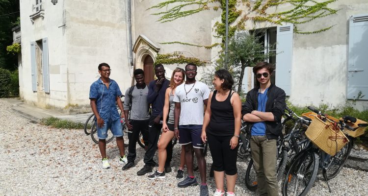 groupe de personnes à vélo