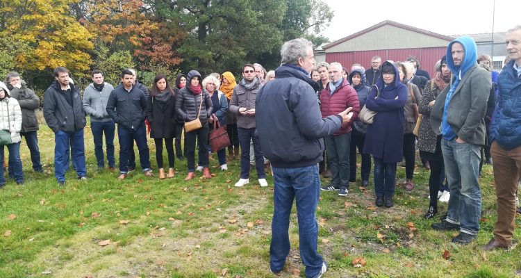 image d'un groupe dans les vignes