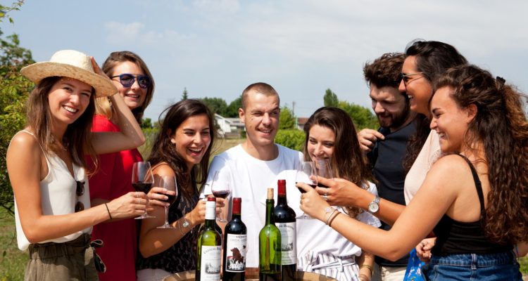 amis en train de déguster des vins de bordeaux