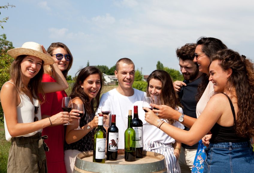 amis en train de déguster des vins de bordeaux