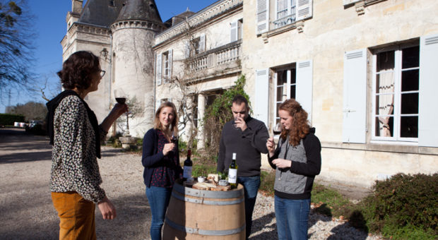 groupe en dégustation devant le chateau