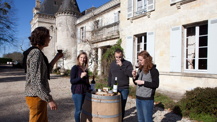 groupe en dégustation devant le chateau