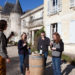 groupe en dégustation devant le chateau