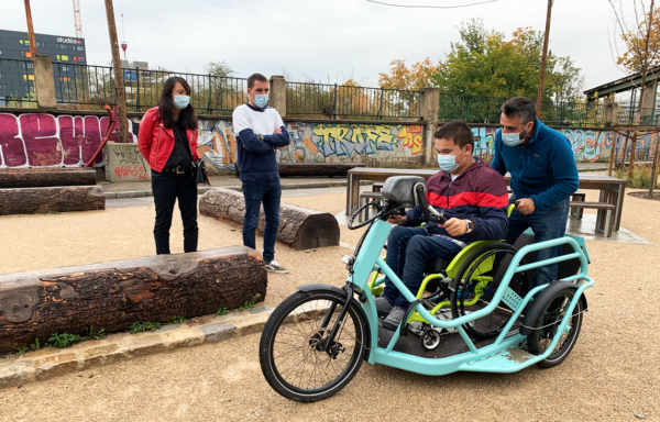 balades à vélo handbike benur pour visiter les vignobles de bordeaux accessibles à tous