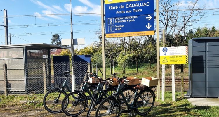 des velos à la gare en AOC Pessac-Léognan