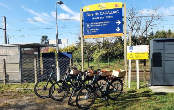 des velos à la gare en AOC Pessac-Léognan