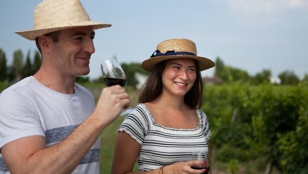 2 personnes en visite privé eau chateau en pessac leognan